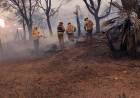 Bomberos y aviones hidrantes combaten un incendio en la zona de San Clemente
