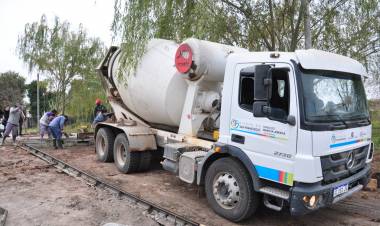 Avanza la pavimentación del cruce de vías de calle San Juan