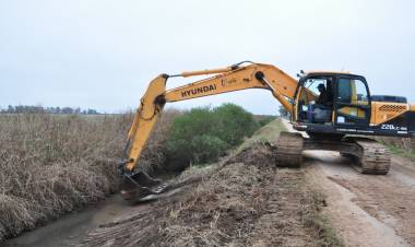 El municipio continúa con la limpieza de los canales de desagües pluviales