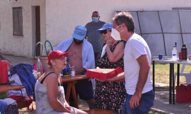 Damián Bernarte visitó la Escuela Municipal de Verano para Adultos Mayores