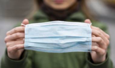 La Provincia dispuso mantener el uso del barbijo en espacios cerrados