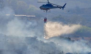 Aviones hidrantes, helicópteros y bomberos intentan contener los incendios serranos