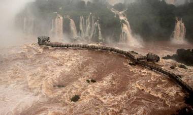 Las cataratas del Iguazú aumentaron su caudal de agua 10 veces por las lluvias