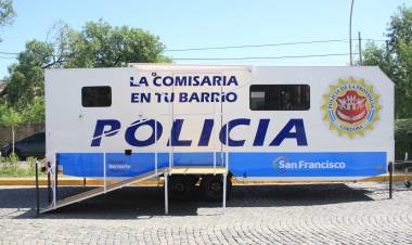 La municipalidad entregó una comisaría móvil y dos motos 0km a la policía de la provincia