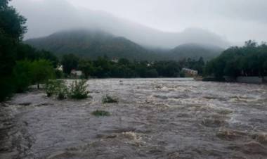 A extremar cuidados: alertan por fuertes crecidas en los ríos serranos