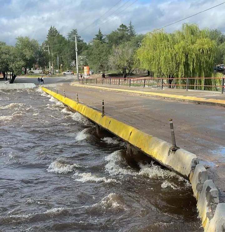 El río San Antonio creció más de tres metros y cuadrillas trabajan en los barrios