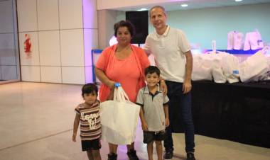 Se entregaron kits de útiles escolares y zapatillas a niños de distintos niveles educativos de la ciudad 