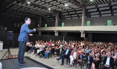 Más de 600 personas disfrutaron de la presentación de Axel Rivas en la ciudad