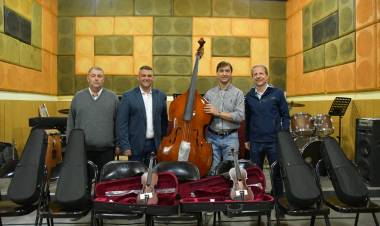 El intendente Bernarte entregó nuevos instrumentos a la Orquesta Sinfónica Juvenil