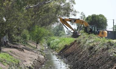 El municipio continúa con la limpieza y mantenimiento de canales