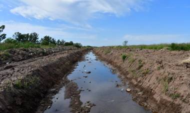 El municipio junto a la provincia realizan la limpieza de canales de desagües pluviales