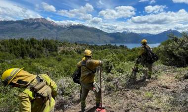 Una nueva delegación de bomberos cordobeses viaja a combatir el fuego en Los Alerces