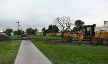 Comenzaron a pavimentar calles Deán Funes y J. J. Paso en los cruces del FFCC Mitre