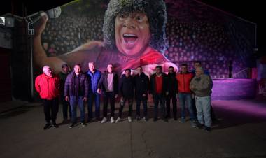 Quedó inaugurado el mural en homenaje a la Mona Jiménez en la ciudad