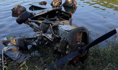 Rescate histórico: extraen del dique Los Molinos una avioneta que cayó hace 17 años