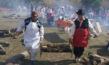 Los Cedros tienta a los turistas con su Campeonato Nacional de Mujeres Asadoras