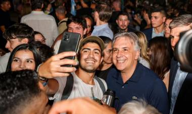 Llaryora en el festival de Cosquín: “Venimos a ratificar el apoyo a la cultura y a los festivales”