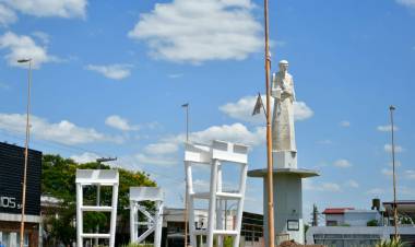 Avanza la colocación de la estructura que sostendrá la bicisenda en altura en la rotonda de acceso oeste