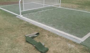 Vandalizaron el césped sintético de las canchas de la Plaza Vélez Sarsfield