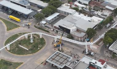 Se completó el armado de la última etapa de la estructura que sostiene el paso peatonal y bicisenda en altura