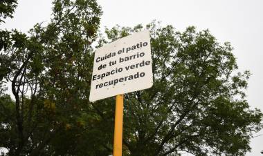 El municipio transformó un minibasural en un lugar de encuentro comunitario frente al comedor “La Virgencita”