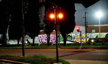 El semáforo peatonal de avenida Cervantes funciona de manera intermitente