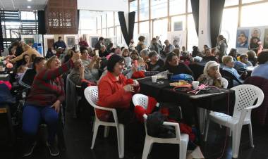 Campaña "Al frío le ponemos corazón": nueva entrega de mantas y prendas de abrigo confeccionadas por tejedoras solidarias