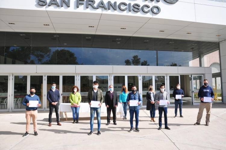 El municipio distinguió estudiantes que participaron en la campaña contra el dengue