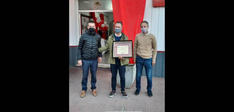 El Municipio acompañó con la entrega de una placa por los 75 años del Club El Tala