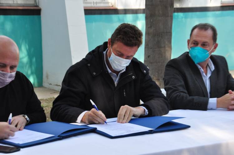 El Intendente firmó un acuerdo con Ceprocor para el desarrollo tecnológico de la Planta Municipal de Elaboración de Medicamentos 