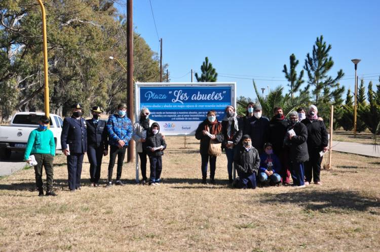 En su día quedó inaugurada la Plaza Los Abuelos