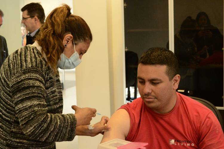 A través de un vacunatorio en el Parque Industrial el municipio busca completar el esquema de vecinos