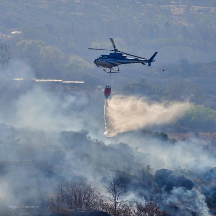 Aviones hidrantes, helicópteros y bomberos intentan contener los incendios serranos