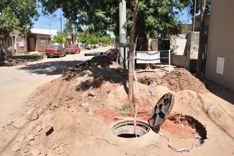 La obra de cloacas de barrio Bouchard y San Martín se encuentra en su etapa final