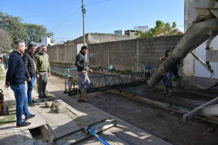 El municipio pavimenta dos importantes calles en B° Roque Sáenz Peña