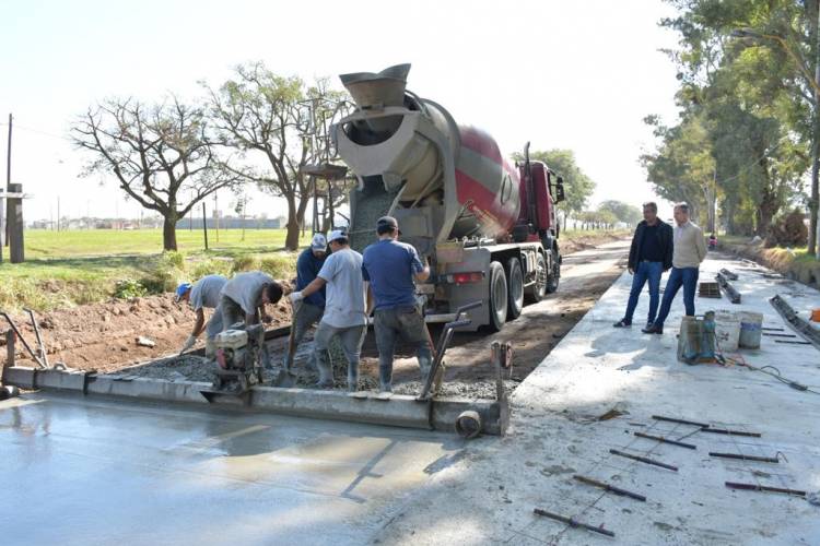 Continúa la pavimentación de Primeros Colonizadores