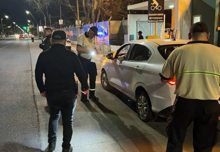 22 vehículos retenidos en controles de tránsito durante la madrugada del sábado 