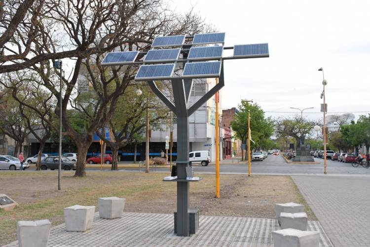 Se inauguró un “árbol solar” en el Centro Cívico