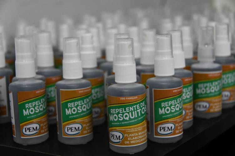 La Planta Elaborada de Medicamentos municipal refuerza su producción para prevenir el dengue