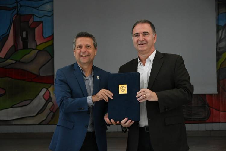 Se concretó la firma del contrato para la ampliación de la escuela J.B Iturraspe