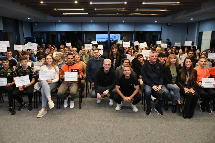 Se entregaron las Becas a los beneficiarios de apoyo a deportistas 2024