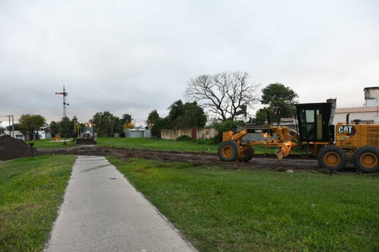Comenzaron a pavimentar calles Deán Funes y J. J. Paso en los cruces del FFCC Mitre