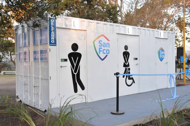 Bernarte inauguró los baños públicos en la Plaza General Paz