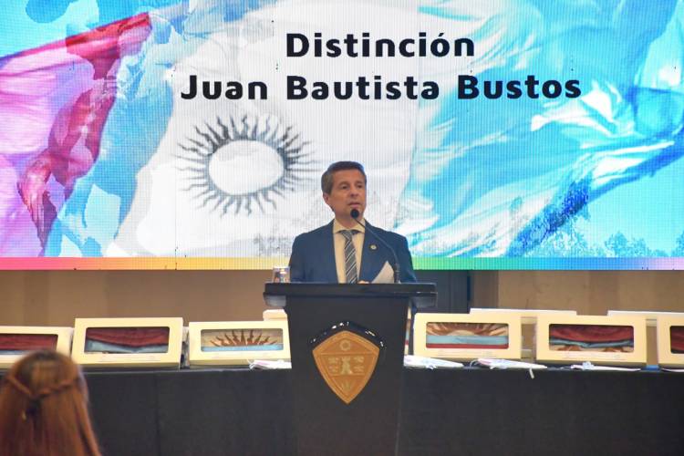 Abanderados y escoltas de la Bandera provincial recibieron la distinción Juan Bautista Bustos