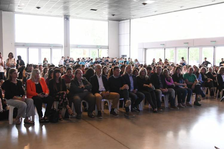 Con gran cantidad de público se llevó adelante la charla – taller “El Bienestar Digital es Tarea de Todos. Apuestas en línea”