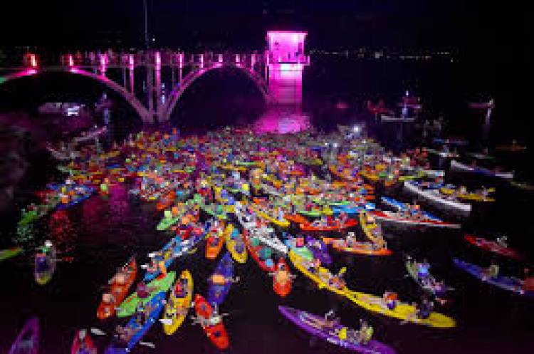Embalse: kayakistas protagonizarán la décima edición de la singular "Remada Nocturna"