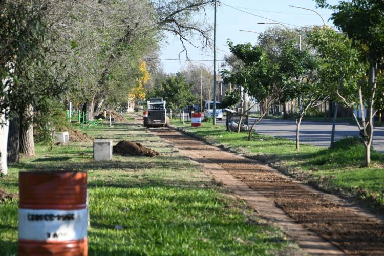 La Municipalidad dio comienzo a la construcción de un nuevo sendero peatonal en el Paseo del Ferrocarril