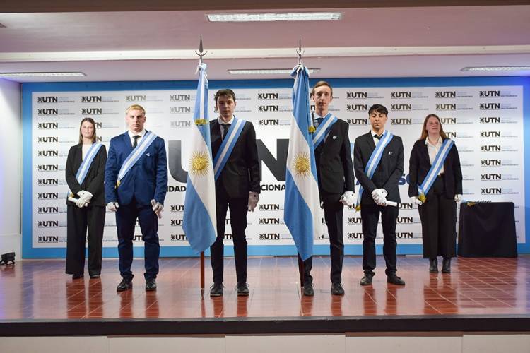 Se realizó el acto de Cambio de Bandera en la UTN por primera vez, dos estudiantes portan el emblema nacional