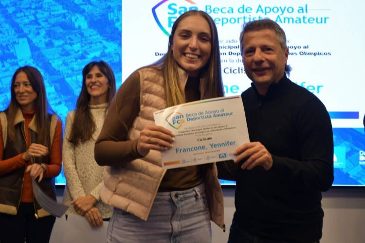 Bernarte entregó becas a 40 deportistas amateurs de la ciudad