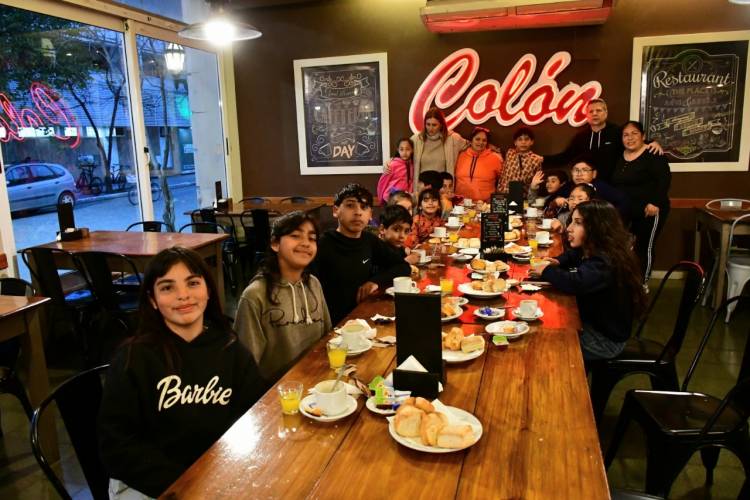 Los Pekeñitos vivieron una tarde especial en Confitería Colón